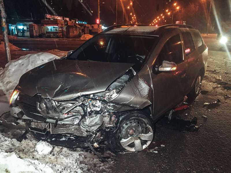 В Киеве на Соломенке в такси Uber влетел Renault В Киеве на Соломенке в такси Uber влетел Renault
