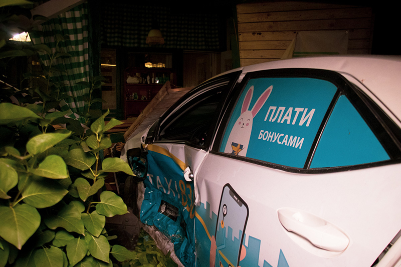 В Киеве Chevrolet влетел в автомобиль такси и отправил его в летнюю террасу ресторана В Киеве Chevrolet влетел в автомобиль такси и отправил его в летнюю террасу ресторана