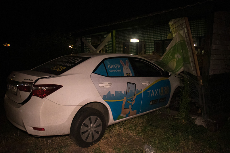 В Киеве Chevrolet влетел в автомобиль такси и отправил его в летнюю террасу ресторана В Киеве Chevrolet влетел в автомобиль такси и отправил его в летнюю террасу ресторана
