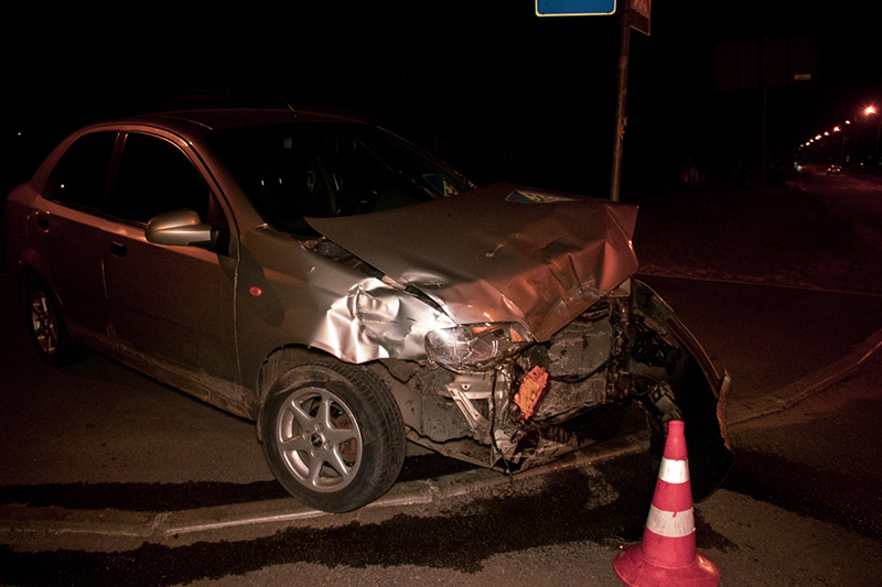 В Киеве Chevrolet влетел в автомобиль такси и отправил его в летнюю террасу ресторана В Киеве Chevrolet влетел в автомобиль такси и отправил его в летнюю террасу ресторана