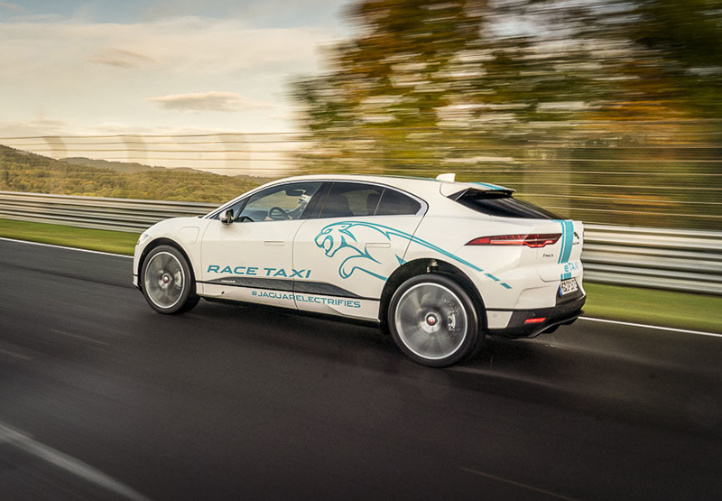 Jaguar I-Pace превратили в первое в мире гоночное такси на батарейках Jaguar I-Pace превратили в первое в мире гоночное такси на батарейках