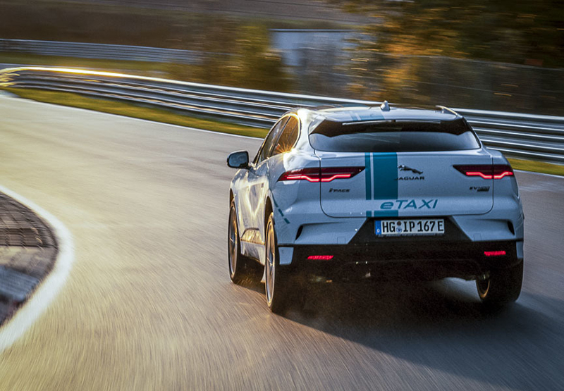 Jaguar I-Pace превратили в первое в мире гоночное такси на батарейках Jaguar I-Pace превратили в первое в мире гоночное такси на батарейках