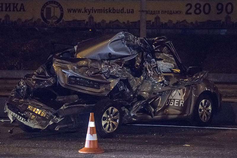В Киеве на Позняках неадекватный водитель микроавтобуса уничтожил такси Uber и пытался скрыться в озере. Фото В Киеве на Позняках неадекватный водитель микроавтобуса уничтожил такси Uber и пытался скрыться в озере. Фото