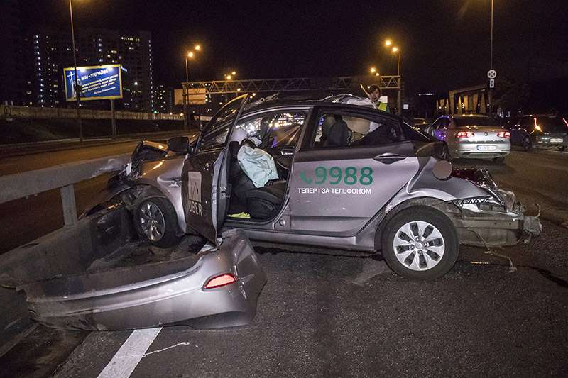 В Киеве на Позняках неадекватный водитель микроавтобуса уничтожил такси Uber и пытался скрыться в озере. Фото В Киеве на Позняках неадекватный водитель микроавтобуса уничтожил такси Uber и пытался скрыться в озере. Фото