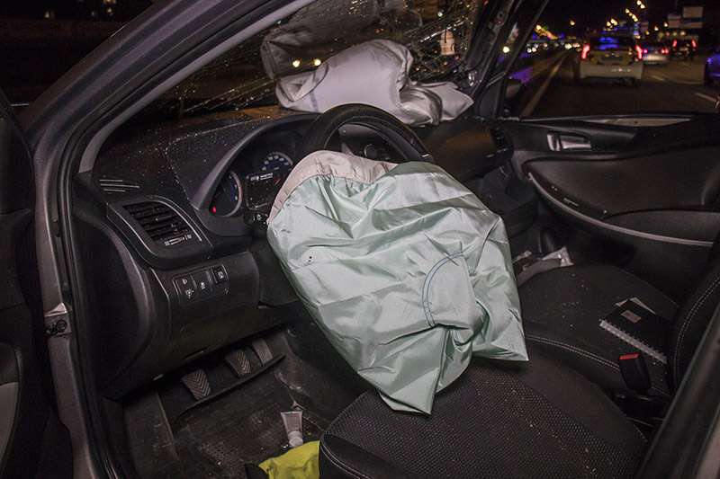 В Киеве на Позняках неадекватный водитель микроавтобуса уничтожил такси Uber и пытался скрыться в озере. Фото В Киеве на Позняках неадекватный водитель микроавтобуса уничтожил такси Uber и пытался скрыться в озере. Фото