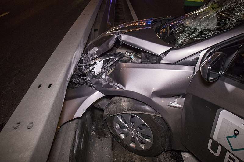 В Киеве на Позняках неадекватный водитель микроавтобуса уничтожил такси Uber и пытался скрыться в озере. Фото В Киеве на Позняках неадекватный водитель микроавтобуса уничтожил такси Uber и пытался скрыться в озере. Фото