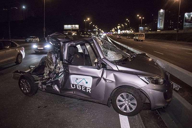 В Киеве на Позняках неадекватный водитель микроавтобуса уничтожил такси Uber и пытался скрыться в озере. Фото В Киеве на Позняках неадекватный водитель микроавтобуса уничтожил такси Uber и пытался скрыться в озере. Фото