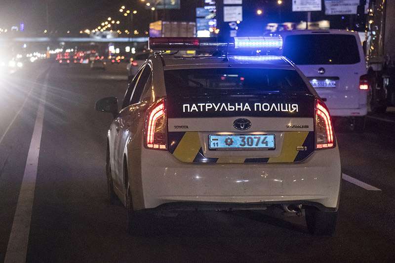 В Киеве на Позняках неадекватный водитель микроавтобуса уничтожил такси Uber и пытался скрыться в озере. Фото В Киеве на Позняках неадекватный водитель микроавтобуса уничтожил такси Uber и пытался скрыться в озере. Фото