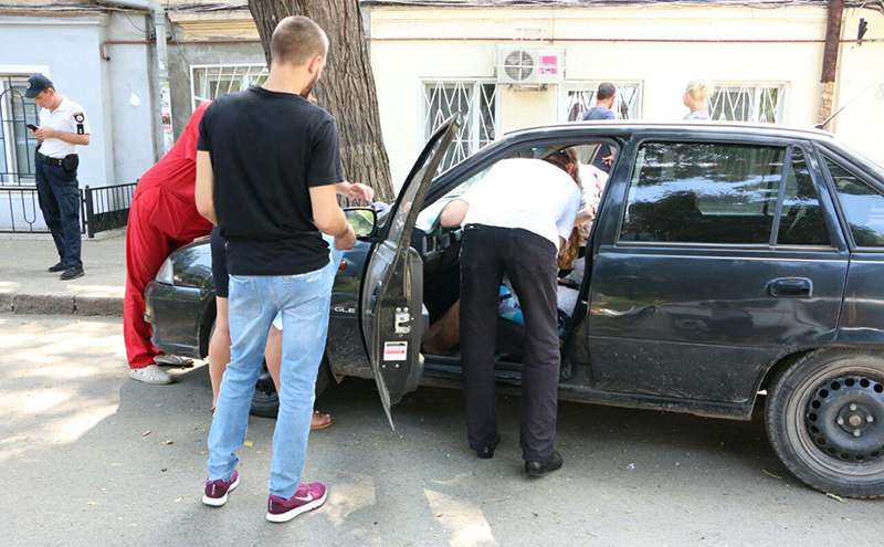 В Одессе прямо за рулем умер таксист. Фото В Одессе прямо за рулем умер таксист. Фото
