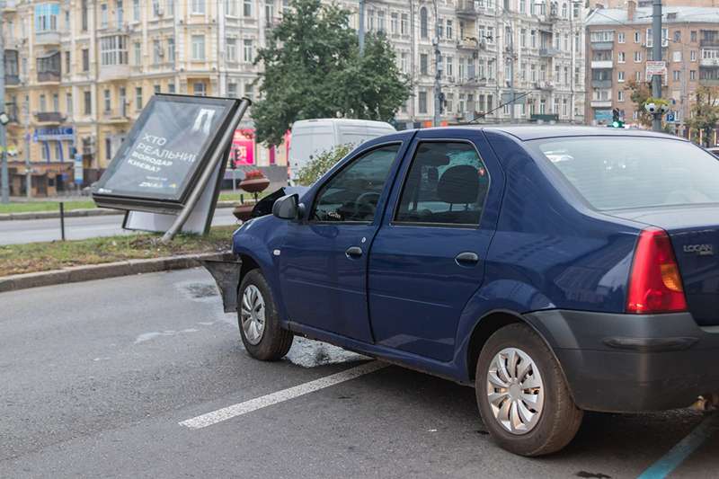 В центре Киева сон таксиста отправил пассажира в больницу. Фото В центре Киева сон таксиста отправил пассажира в больницу. Фото