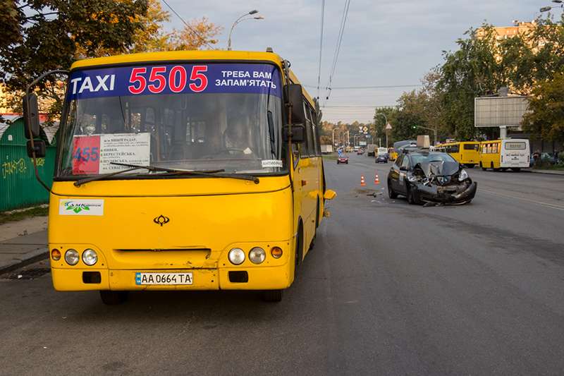 В Киеве на Виноградаре водитель такси Uber протаранил маршрутку. Фото В Киеве на Виноградаре водитель такси Uber протаранил маршрутку. Фото