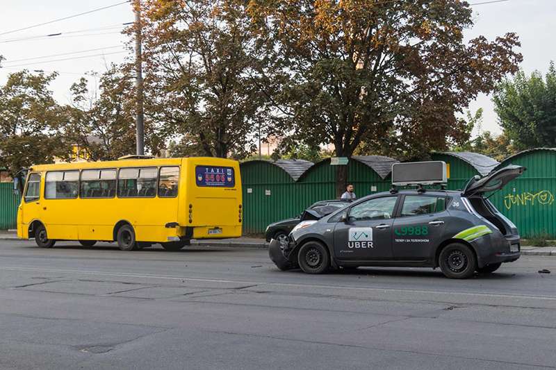 В Киеве на Виноградаре водитель такси Uber протаранил маршрутку. Фото В Киеве на Виноградаре водитель такси Uber протаранил маршрутку. Фото