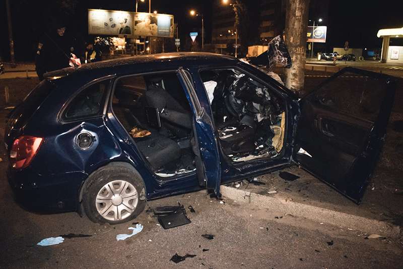 В Киеве на проспекте Гагарина пьяный водитель Uber впечатался в столб: пассажир в тяжелом состоянии. Фото В Киеве на проспекте Гагарина пьяный водитель Uber впечатался в столб: пассажир в тяжелом состоянии. Фото
