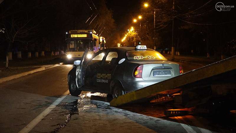 В Мариуполе произошло лобовое столкновение "Фиата" и такси. Фото В Мариуполе произошло лобовое столкновение "Фиата" и такси. Фото