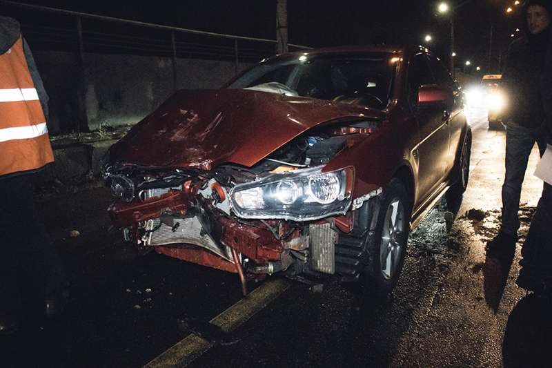 На мосту Метро в Киеве пьяный водитель Mitsubishi врезался в такси На мосту Метро в Киеве пьяный водитель Mitsubishi врезался в такси