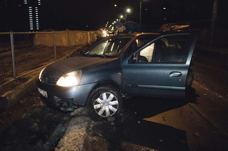 На мосту Метро в Киеве пьяный водитель Mitsubishi врезался в такси На мосту Метро в Киеве пьяный водитель Mitsubishi врезался в такси