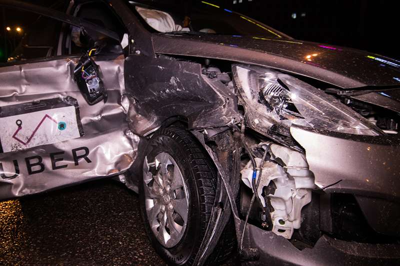 В Киеве Mitsubishi влетел в Uber: пострадал пассажир такси В Киеве Mitsubishi влетел в Uber: пострадал пассажир такси