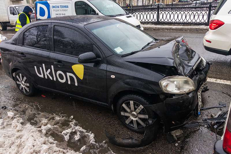 В центре Киева автомобиль Uklon попал в ДТП В центре Киева автомобиль Uklon попал в ДТП